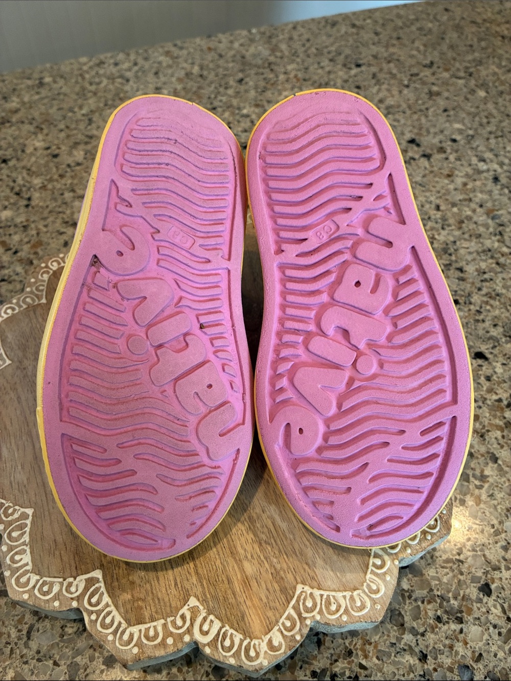 C8 Native Kid’s Jefferson Sugarlite Slip-On Chillberry Pink/Pineapple Yellow - Picture 7 of 8
